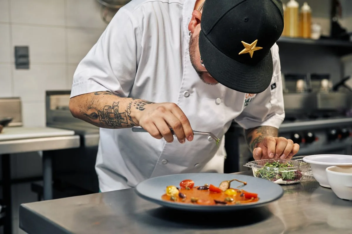 Chef Lu preparando um prato